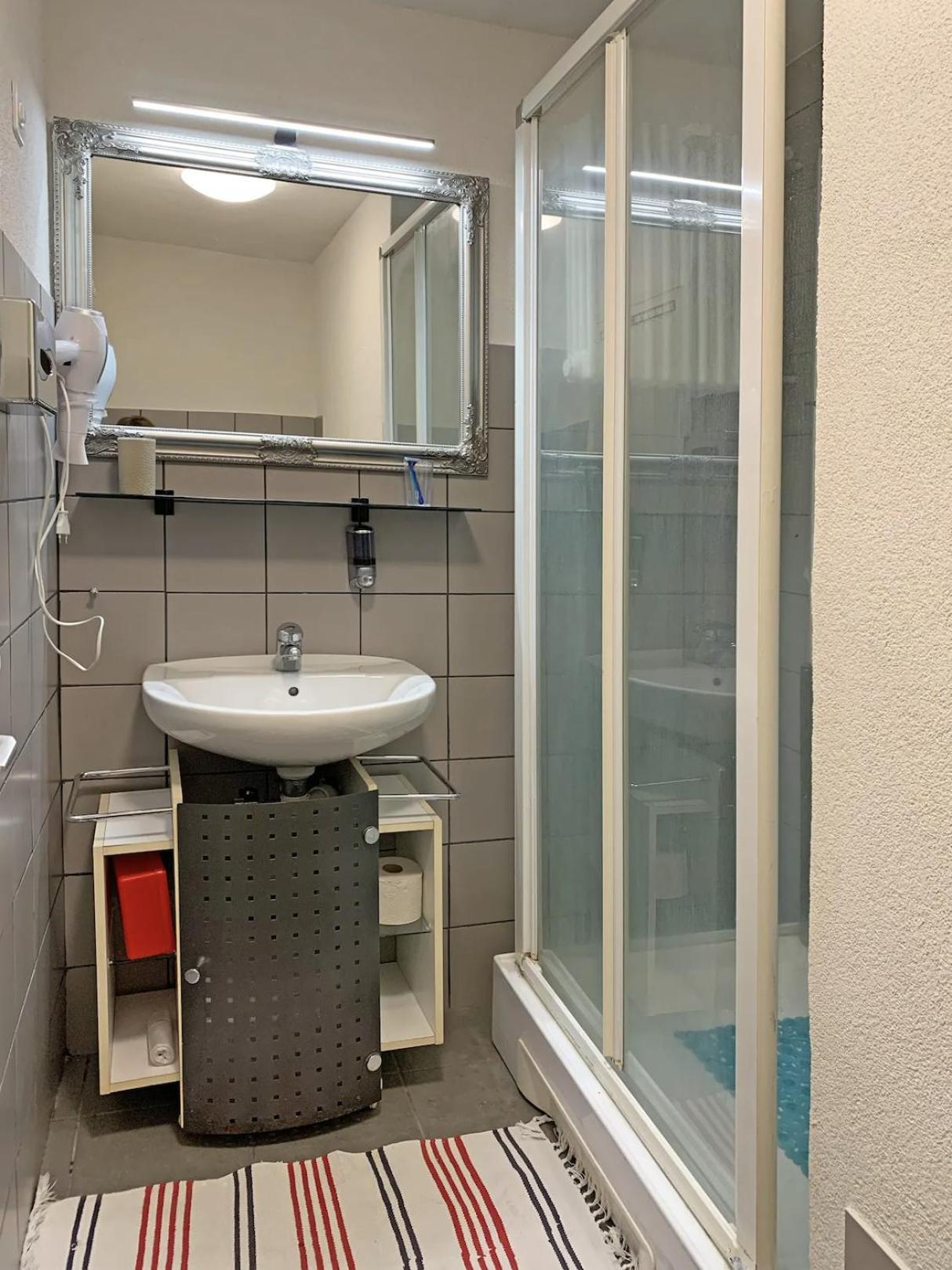 Comodo Pied-a-terre Ad Apartment *